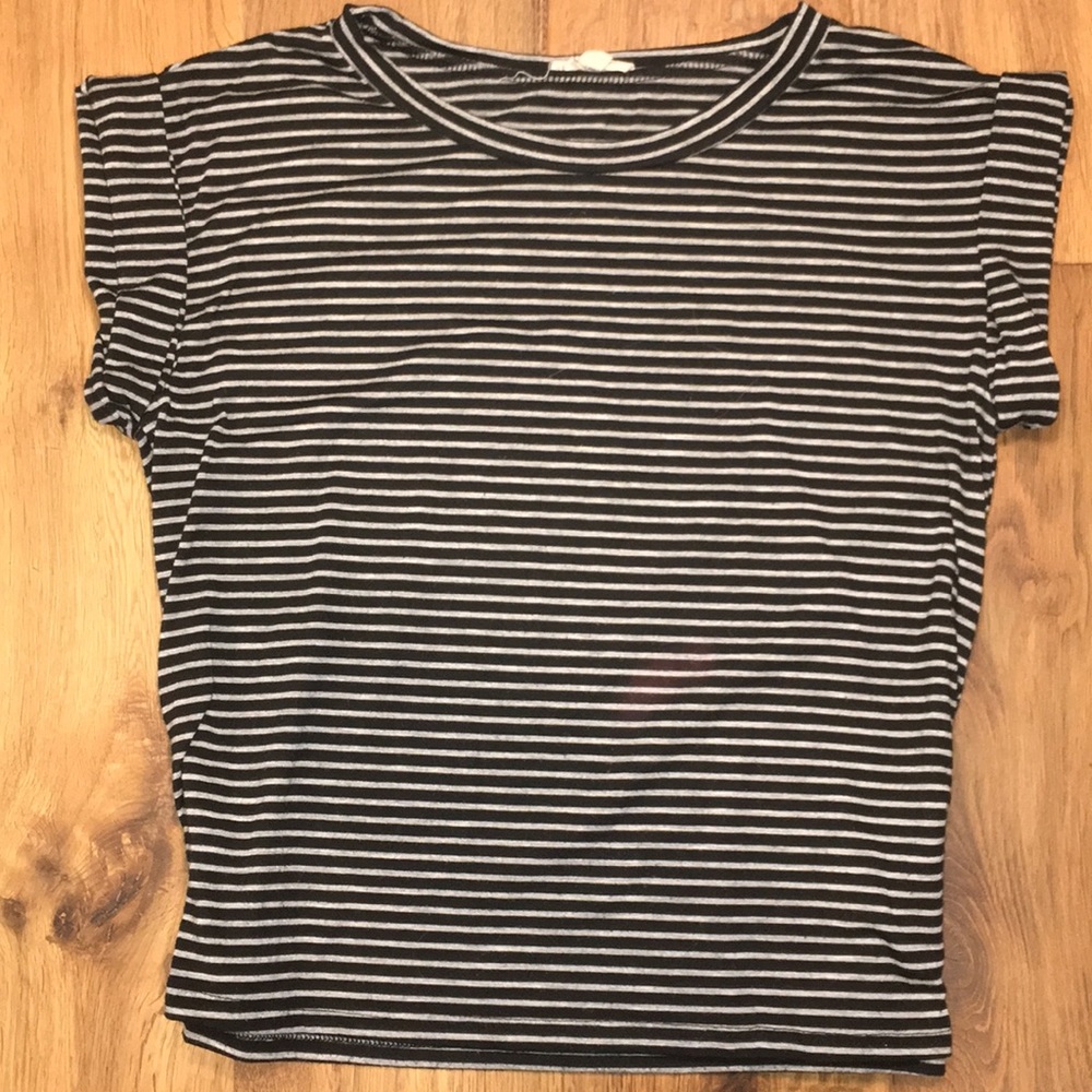 Black and Cream short sleeved Tshirt.  Juniors M